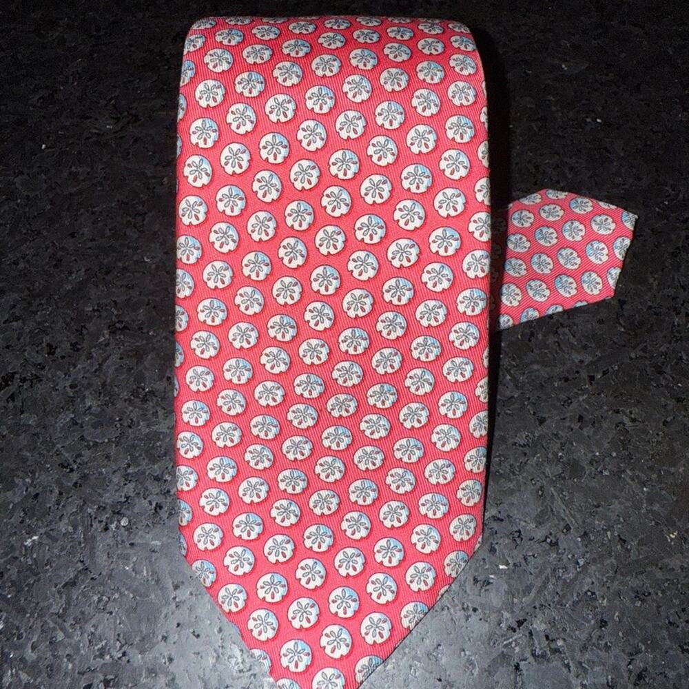 UEC VINEYARD VINES MARTHA’S VINEYARD PINK RED SAND DOLLAR 100% SILK TIE